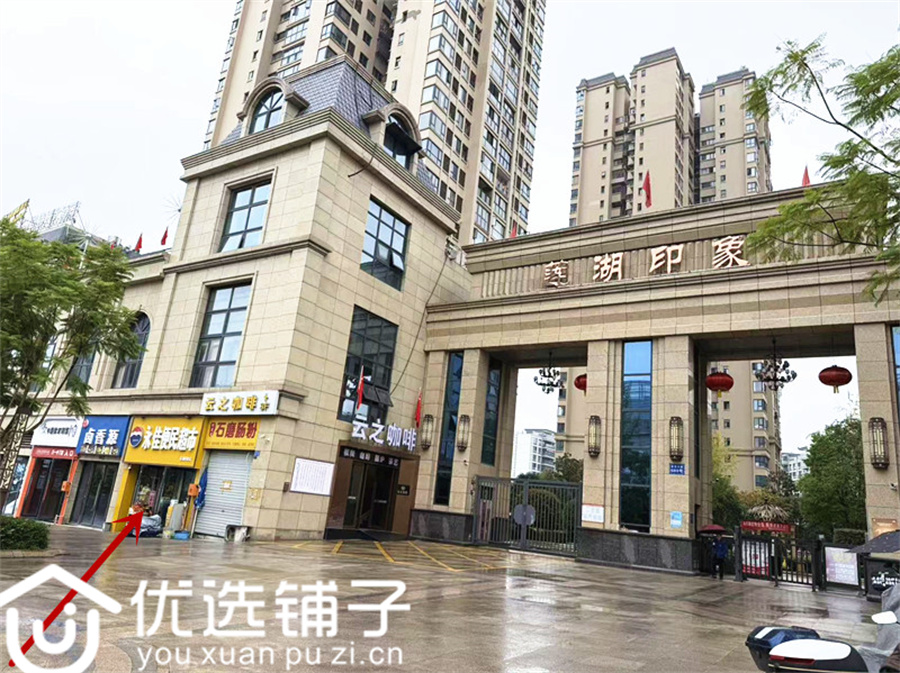西外金龙大道小区大门口64平便利店转让(可空转)